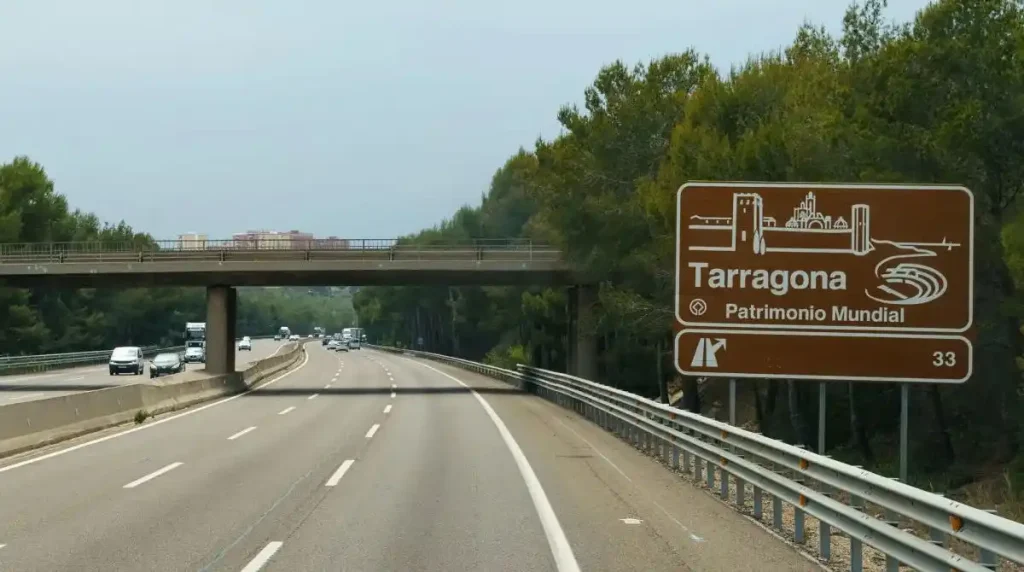 كم تبعد برشلونة عن فالنسيا