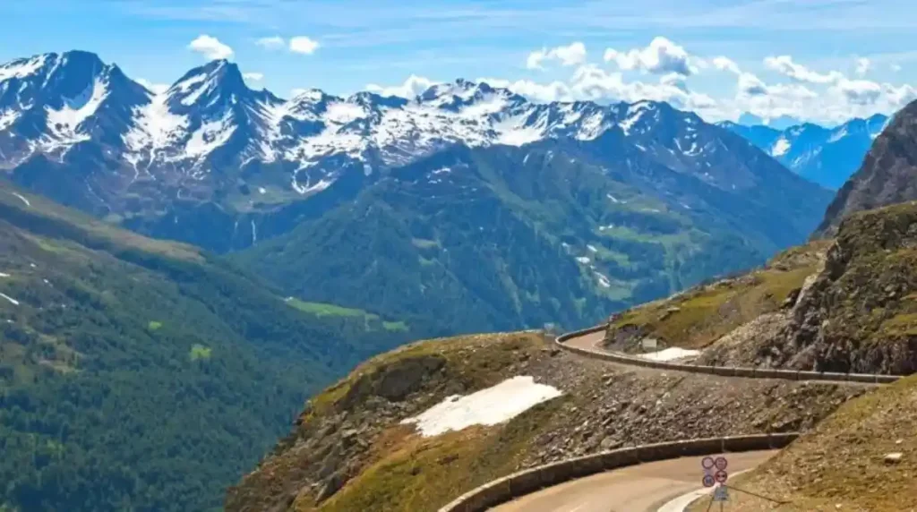 كم تبعد ميلان عن باريس